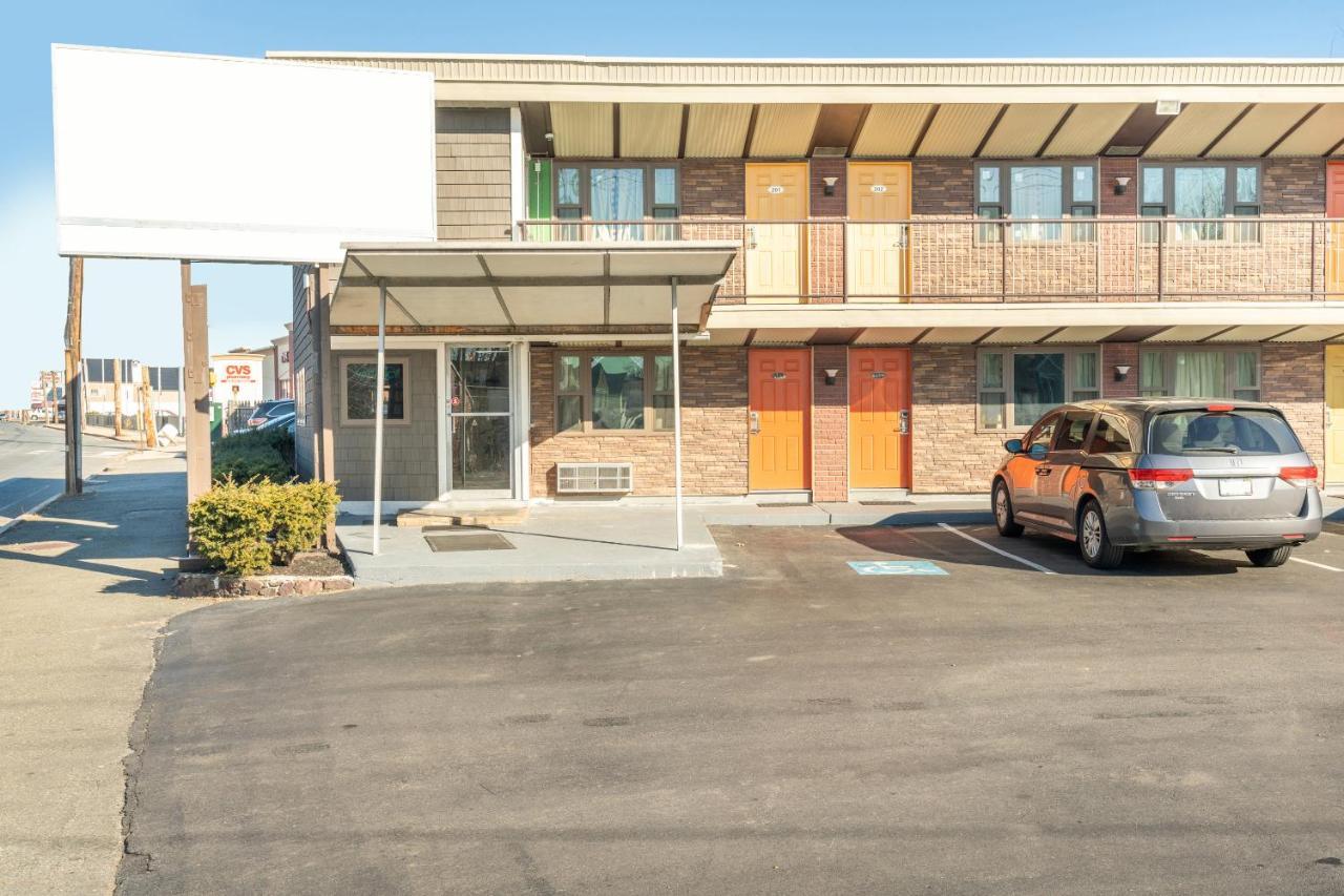 Oyo Hotel Malden Ma Broadway Exterior photo