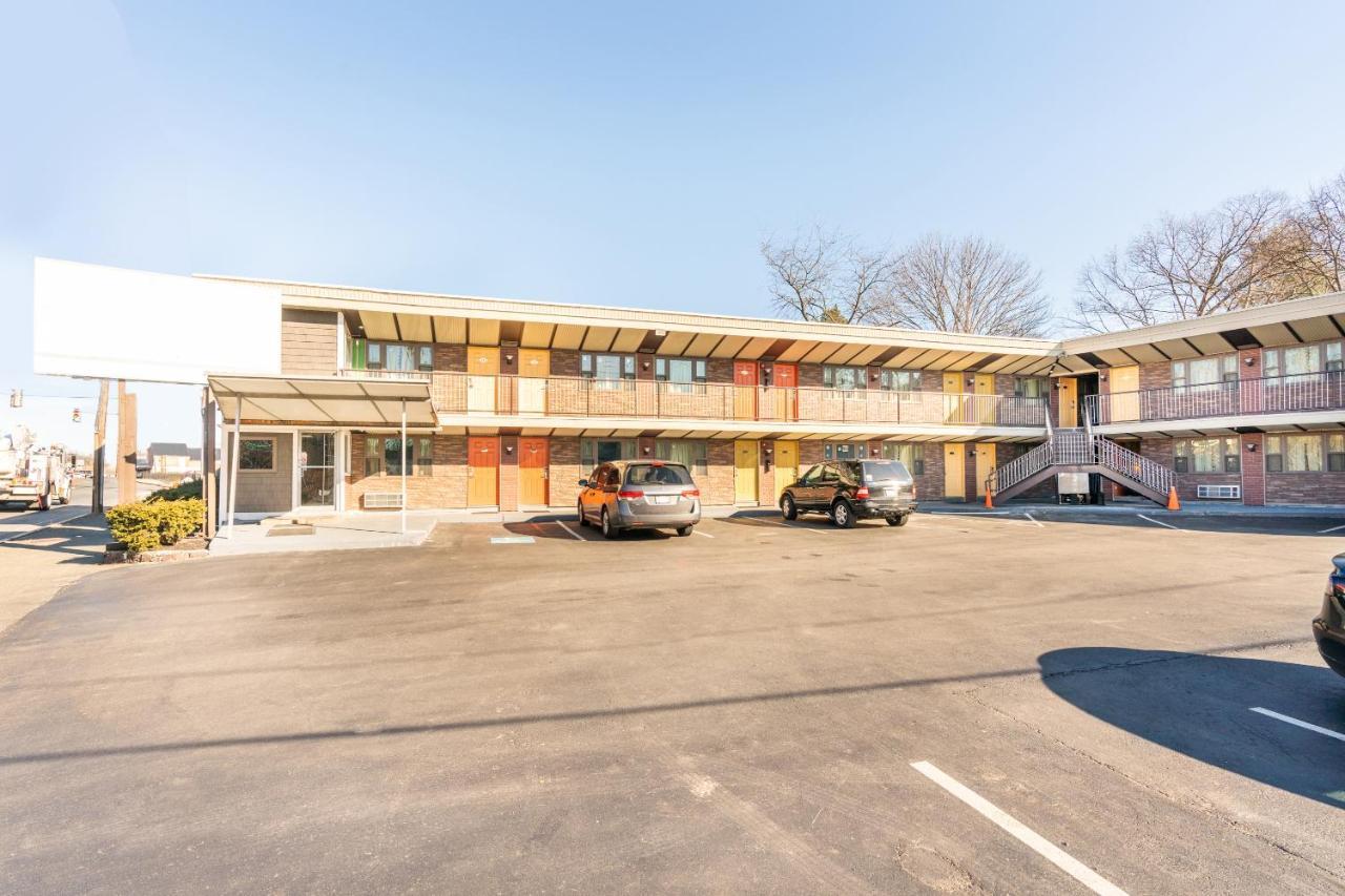 Oyo Hotel Malden Ma Broadway Exterior photo